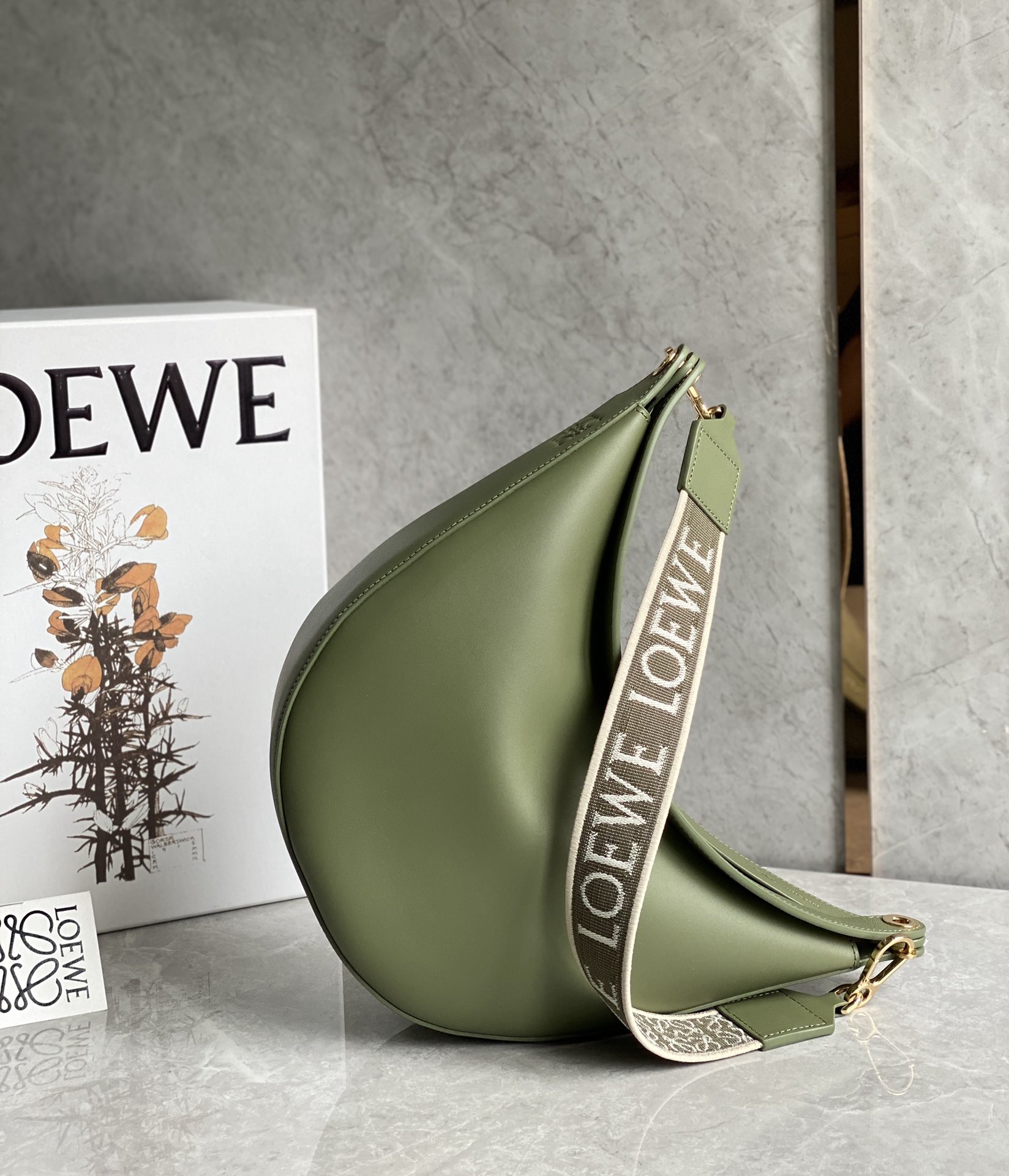 LOEWE罗意威 Luna 半月包 0676牛油果绿