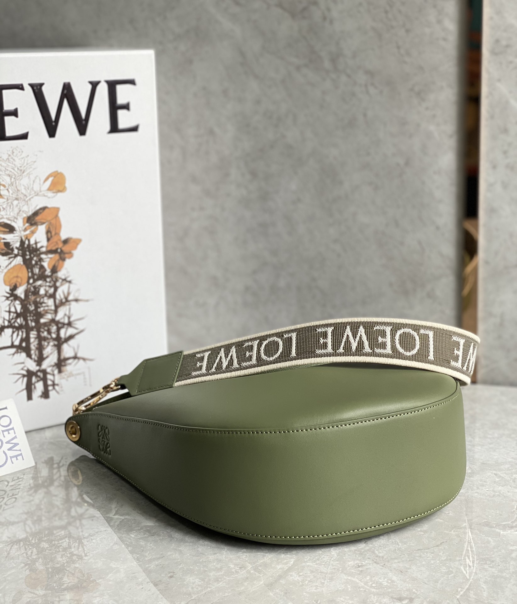 LOEWE罗意威 Luna 半月包 0676牛油果绿