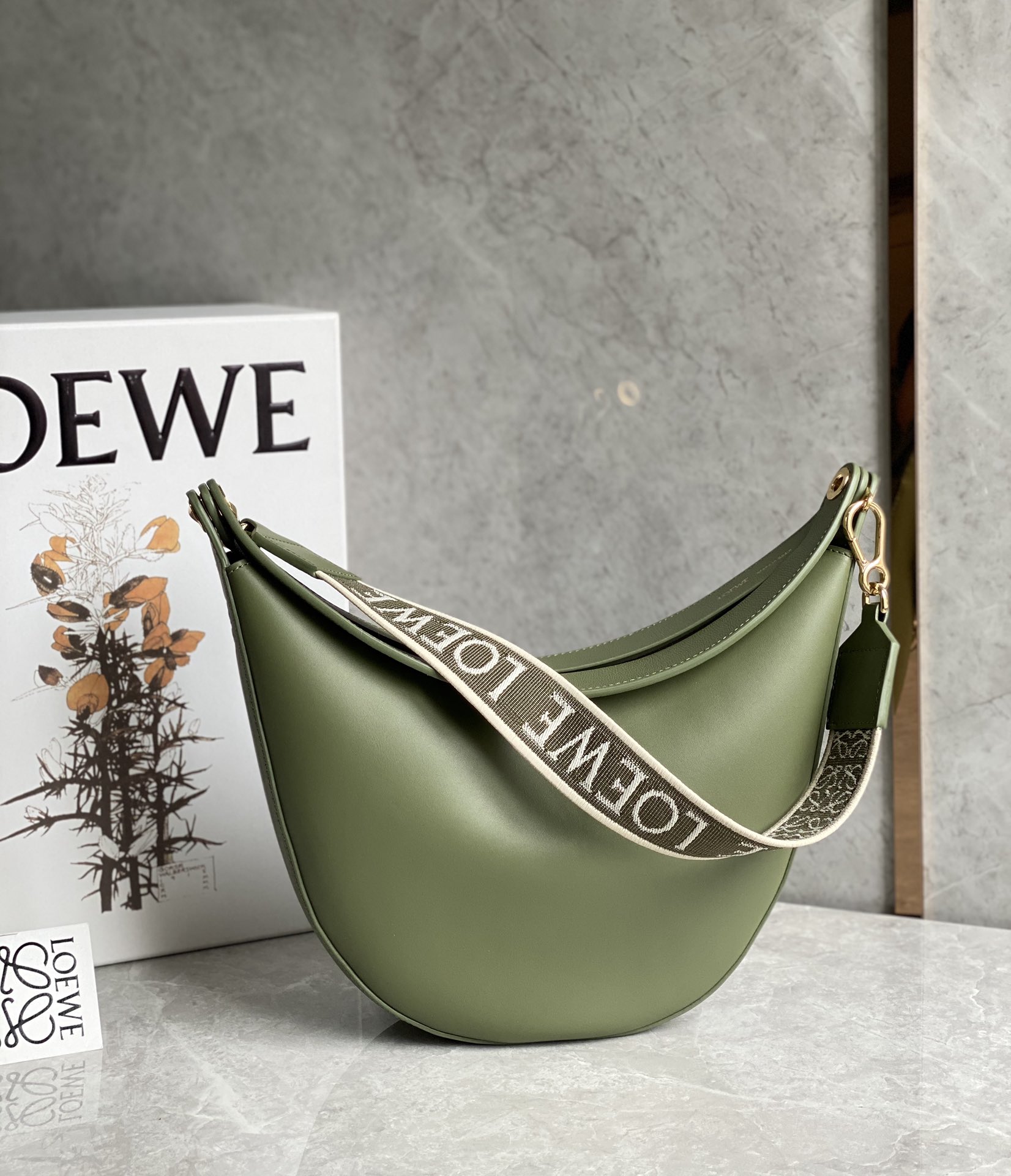 LOEWE罗意威 Luna 半月包 0676牛油果绿