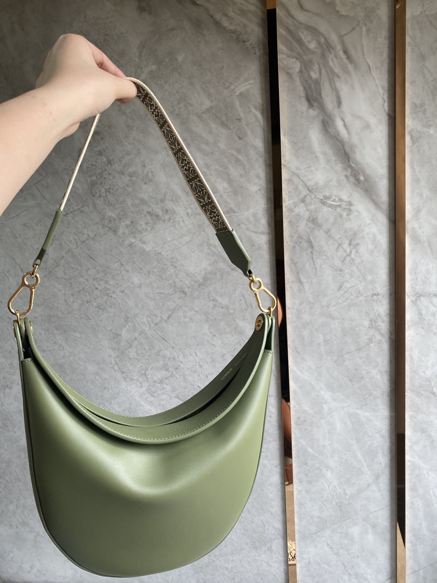 LOEWE罗意威 Luna 半月包 0676牛油果绿