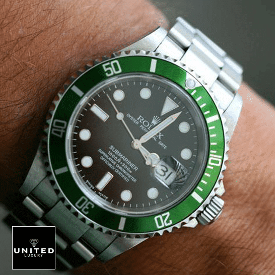 Rolex Submariner Date Kermit Black Dial 16610LV MK2 Replica on his arm