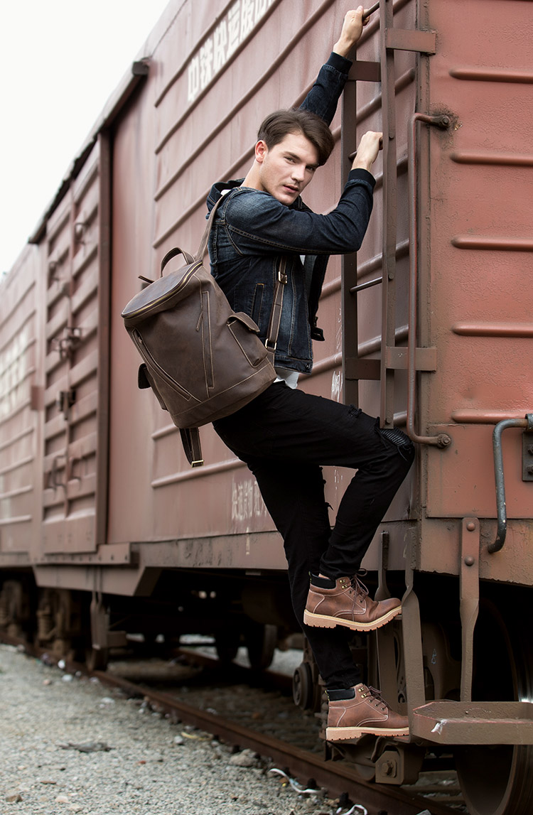 Outdoor Model&nbsp;Show of Woosir Large Vintage Leather Backpack