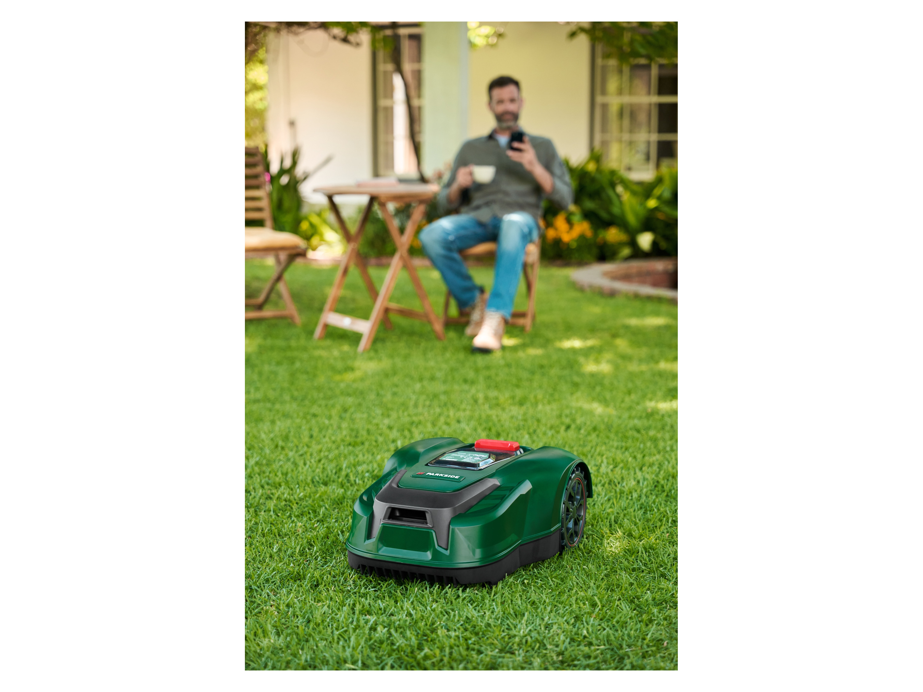 Tondeuse robot Parkside sur une pelouse verte.