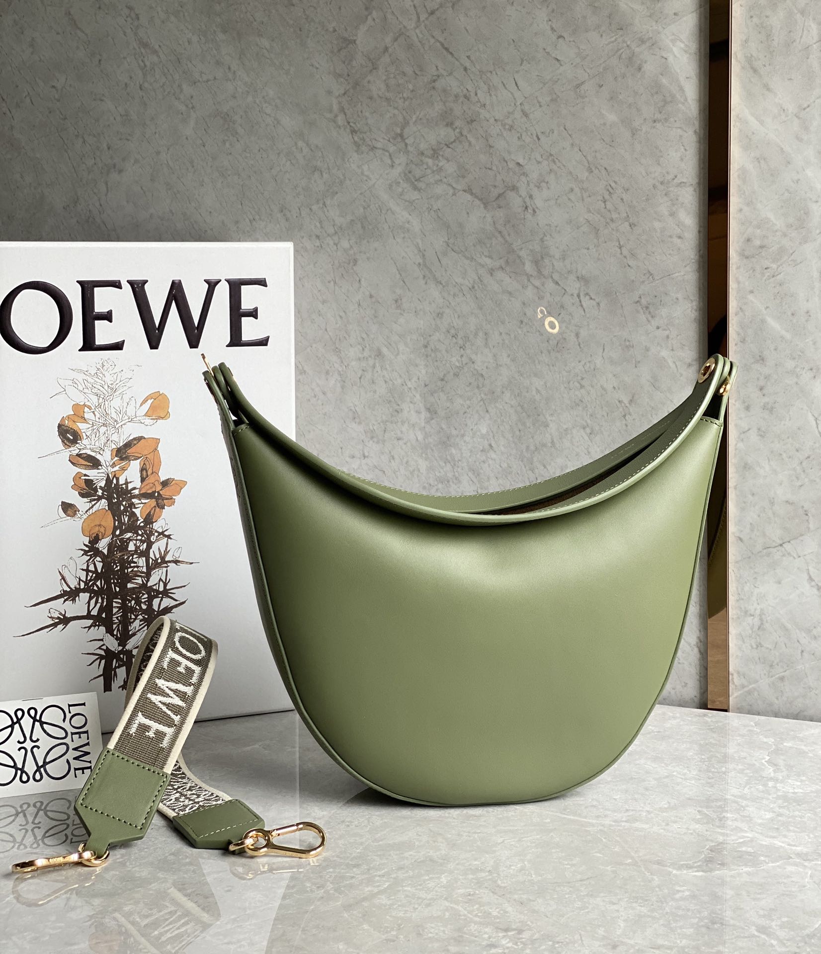 LOEWE罗意威 Luna 半月包 0676牛油果绿