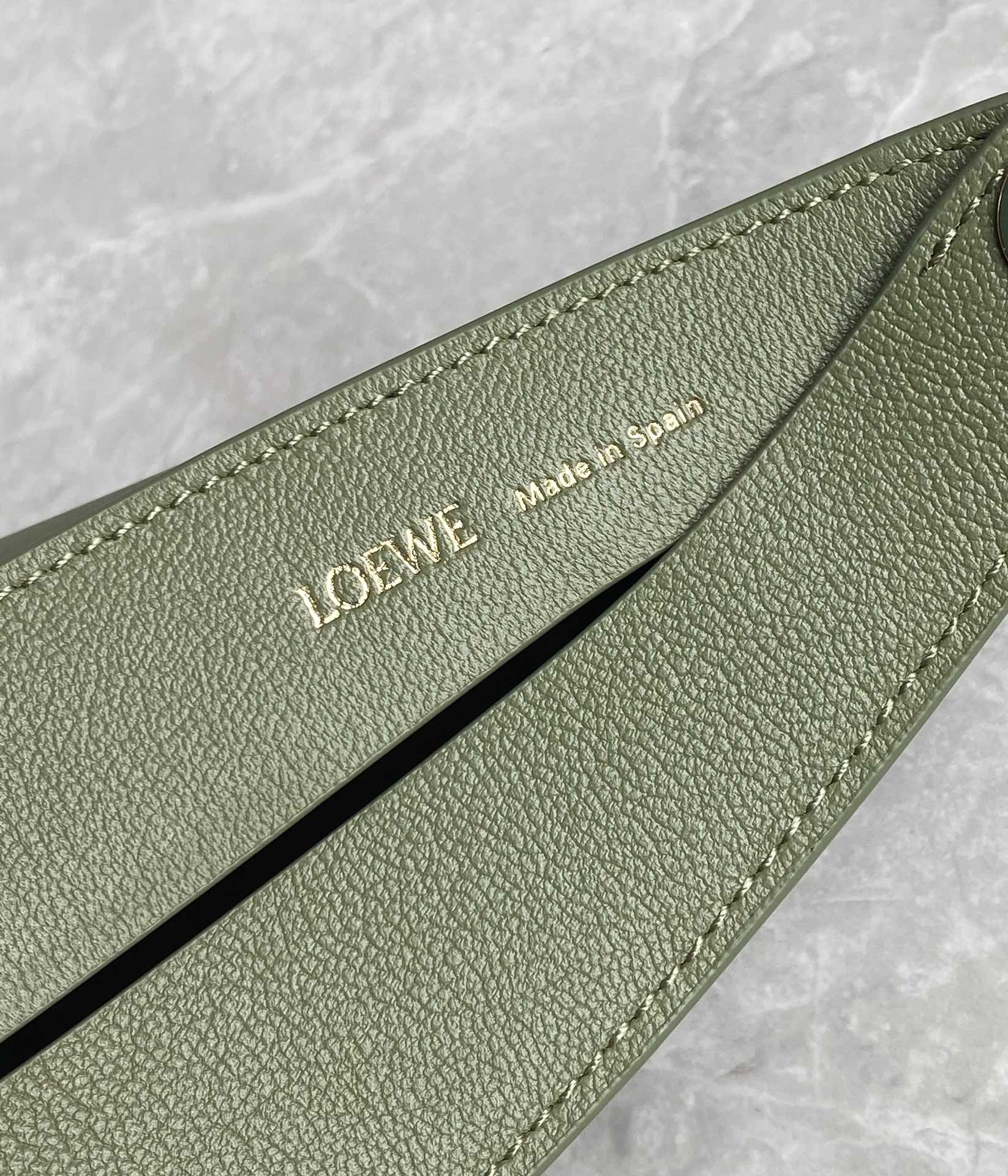 LOEWE罗意威 Luna 半月包 0676牛油果绿