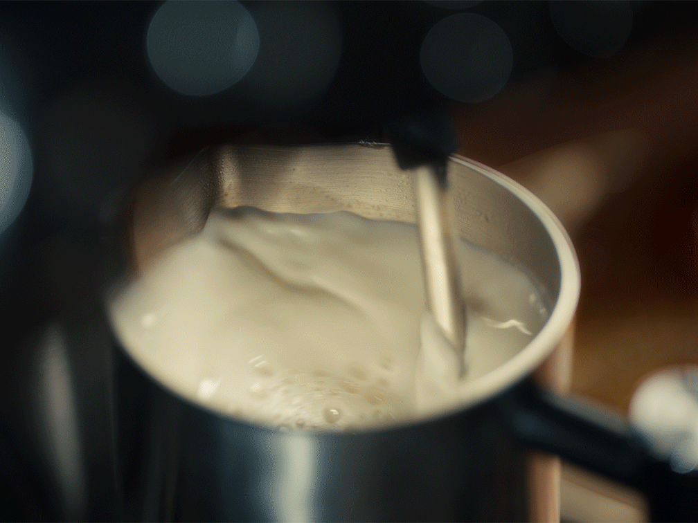 Easy, hands-free frothing