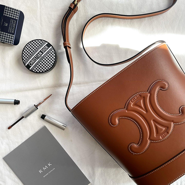 セリーヌのぷっくりトリオンフを“いつか欲しいものリスト”に追加。背伸び価格でも、このかわいさはもう降参… - isuta（イスタ）  -私の“好き”にウソをつかない。-