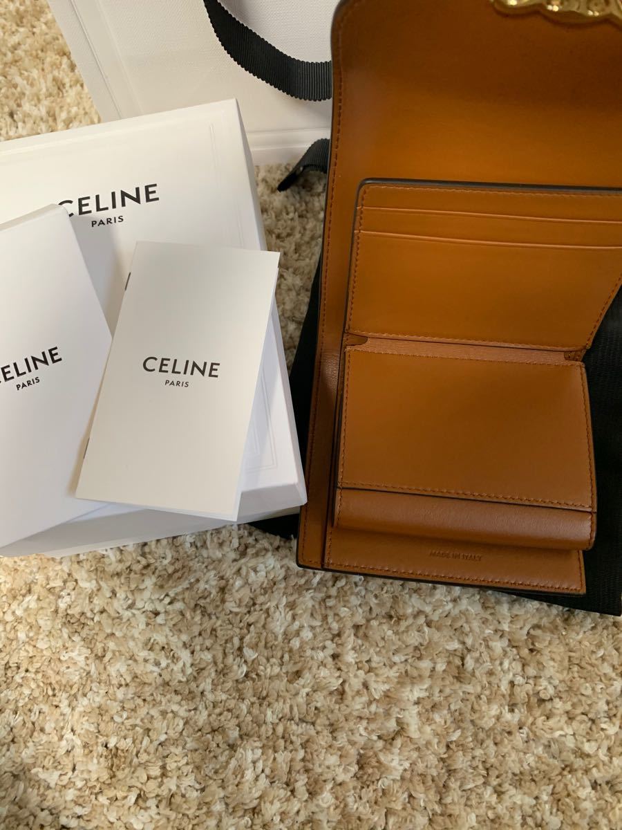 PayPayフリマ|セリーヌ 折りたたみ財布 スモールフラップウォレット トリオンフ タンホワイト